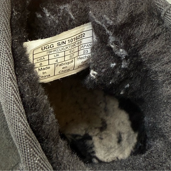 UGG Women's Classic Mini Boot in Black Size 6 - Picture 11 of 12